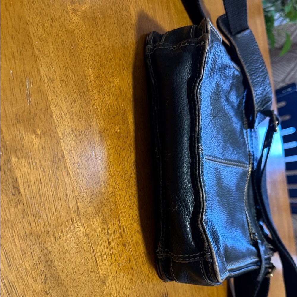Black Rivet Genuine Leather messenger bag - Picture 3 of 11